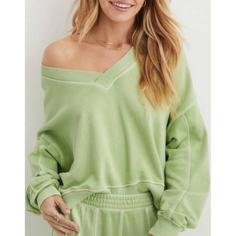 Aerie house party Medium Green V-Neck Cropped Sweatshirt Relaxed‎ Pullover Sage